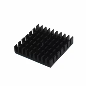 Hliníkový chladič 28x28x6mm s teplovodivou lepící páskou
