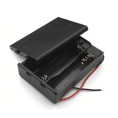 Krytý bateriový box pro 3 kusy AA baterií 4.5V se spínáním