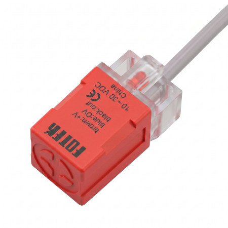Indukční snímač PL-05N NO/NPN s dlouhým hranatým tělem