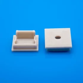 Embout cube avec trou pour profilé aluminium ALMP82